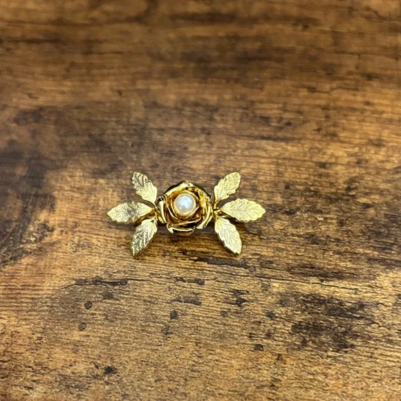 Elegant Gold Leaf Brooch with Pearl Center - Picture 1 of 2